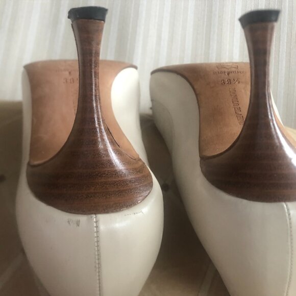 Authentic Manolo Blahnik shoes 38 1/2 Ivory/Cream leather, Linen at toe/trim EUC - Picture 4 of 10